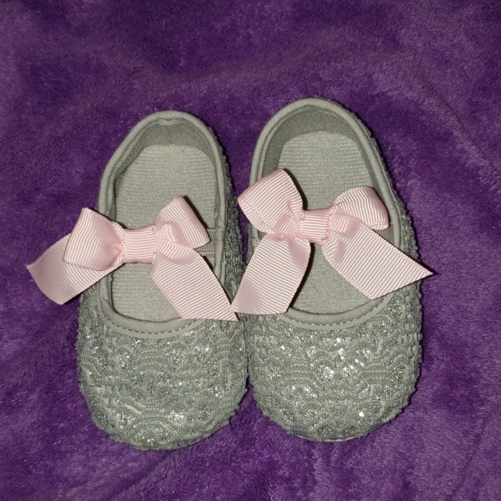 Adorable silver shoes w pink accent bow!